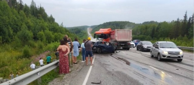 В Добрянском районе Пермского края в результате массового ДТП с грузовиком погибли четыре человека