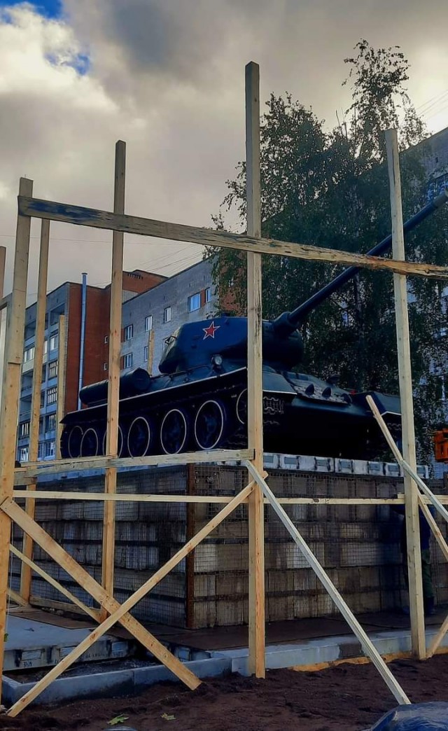 Взамен убранного Т-34 в Нарве