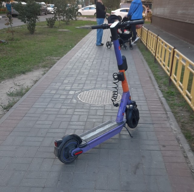 В Марьино подростки скинули с балкона несколько самокатов, затем ещё один подожгли.