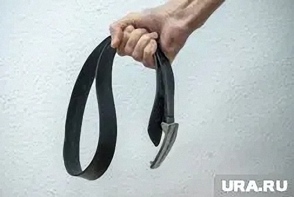 Нападение в баре Миасса: мужчина избил девушку и выпорол ремнем мужчину