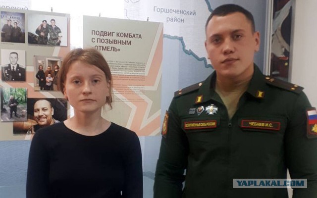 Интересно что за пацан зевал и кривлялся на заднем плане во время выступления Путина?