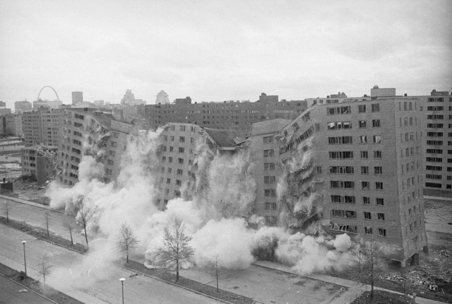 Как жилой комплекс Пруитт-Айгоу и Нью-Йорк 1970-х разрушили мечту о доступном жилье