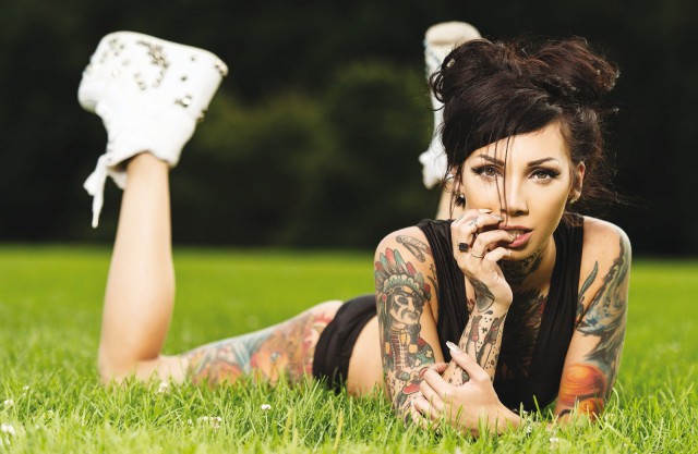 Девушки с татуировками. Одетые и не совсем.