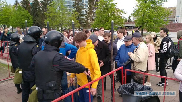 Екатеринбург: чоповцы под руководством полиции огораживают сквер. Полностью