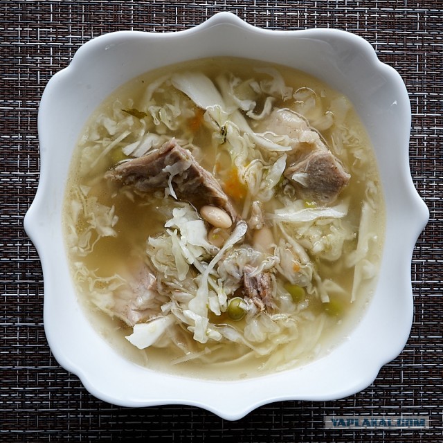 Щи с молодой капустой и консервированным горошком