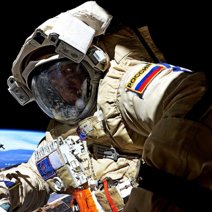 Какую зарплату получают российские космонавты?