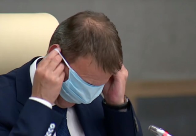 А ну закрой шторку! Оттуда ветер дует, и свет мне спать мешает! :)