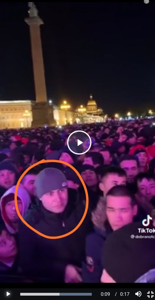 Дворцовая площадь в Ленинобаде на Новый Год