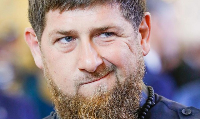 Получившим паспорт РФ мигрантам вручают повестки