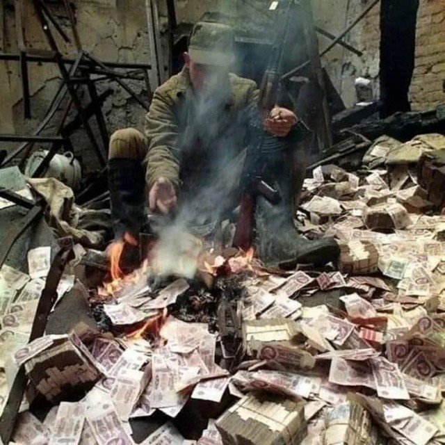Замглавы Минфина Моисеев посоветовал россиянам избавиться от наличной валюты