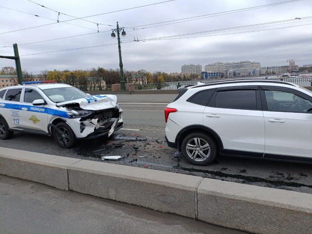 Машина ДПС попала в аварию на Каменноостровском мосту