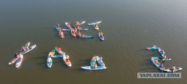 Жители Токсово на Кавголовском озере на сапах выстроились в надпись «НЕТ КАД-2»