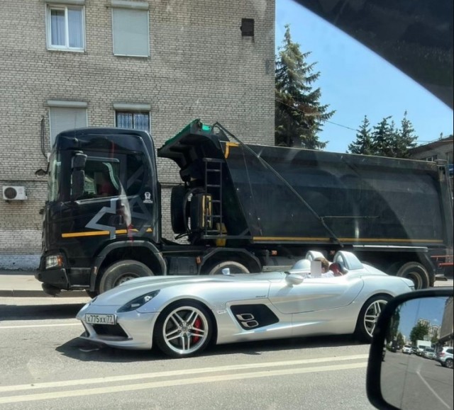 На Патриарших прудах заметили редчайший Mercedes за 274 миллиона рублей