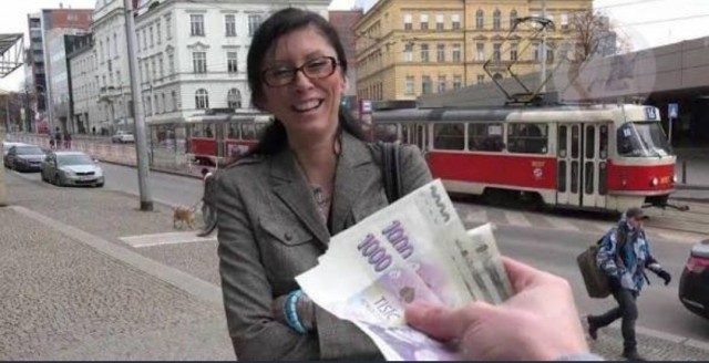 Парень снял девушку на перекрестке