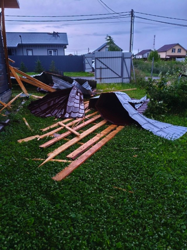 Апокалиптичные кадры из Подмосковья, которое накрыл мощный ураган.