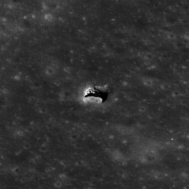«Дырка» на Луне оказалась входом в пещеру