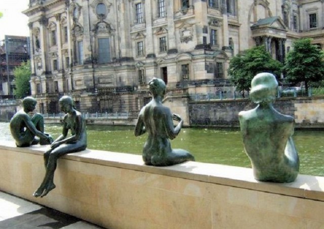 Сядь со мною рядом!