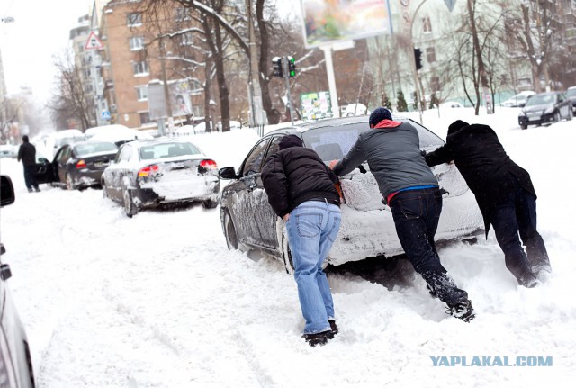 Мужики! Помогайте на дорогах в городе, пожалуйста!