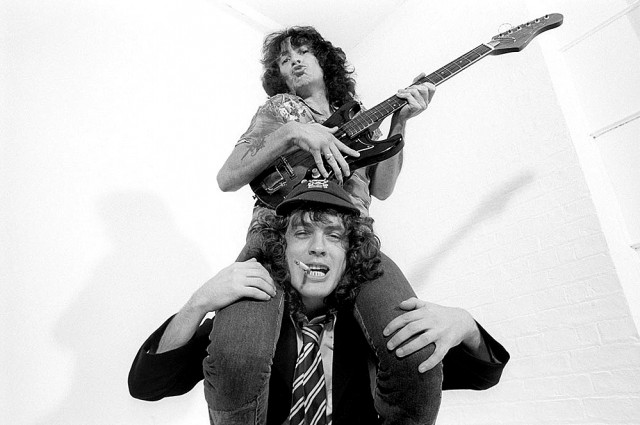 AC/DC- High Voltage: история альбома