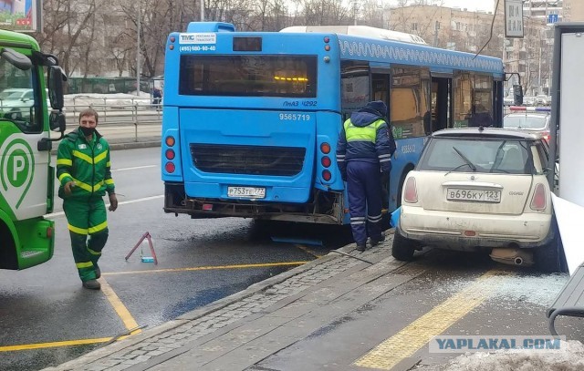 В Москве автомобиль сбил людей на остановке