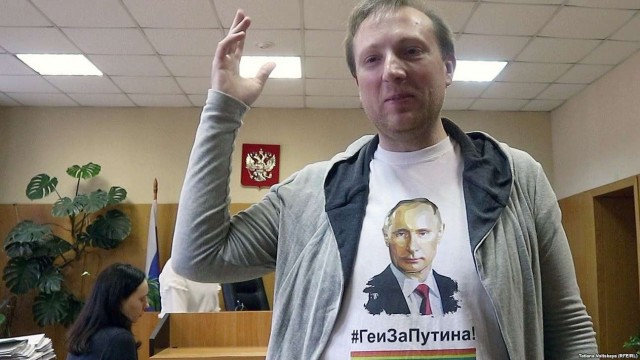 Юные десантники разбили в доме культуры кирпич с надписью против геев