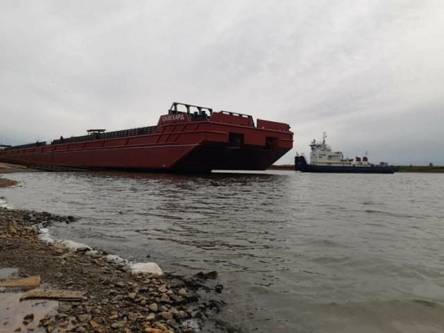 Под Тобольском спустили на воду новую баржу-гиганта