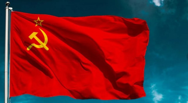 Интересное природное явление - закат в виде флага России в Якутском селе