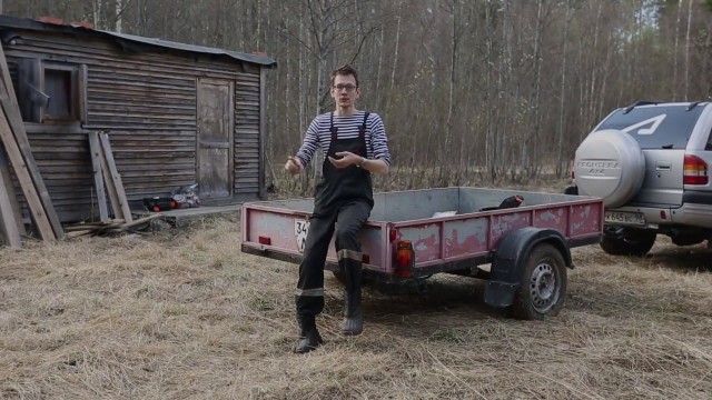 Бобёр строит дамбу