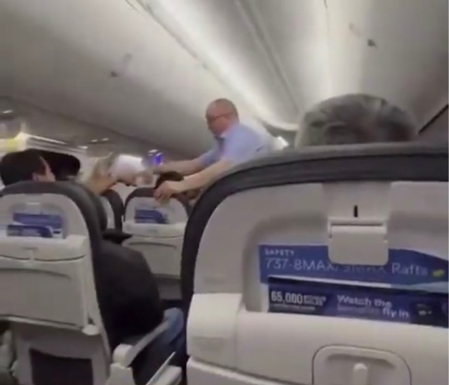 На высоте 5 тысяч метров у самолёта авиакомпании Alaska Airlines отвалилась аварийная дверь и часть фюзеляжа