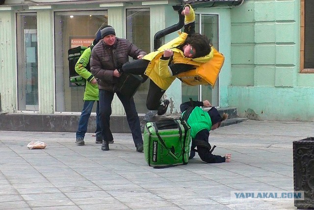 - Ты уже убрал снег? - Да, дорогая...