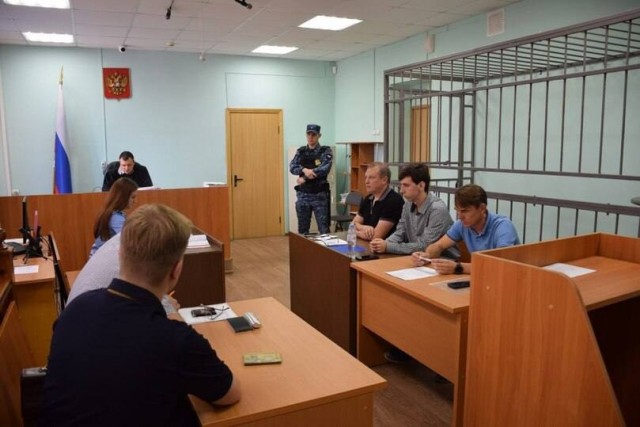 В Саратове судят студента, который сломал другу руку во время армрестлинга.