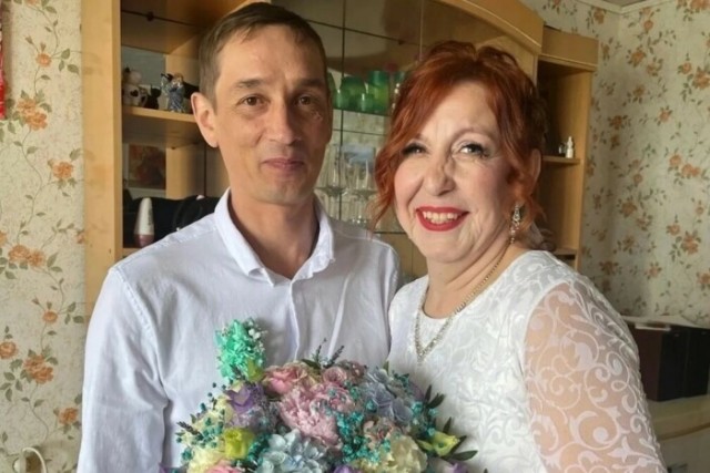 Как выглядят муж и дети «девушки с лицом бабушки», которая нашла счастье после развода с тираном