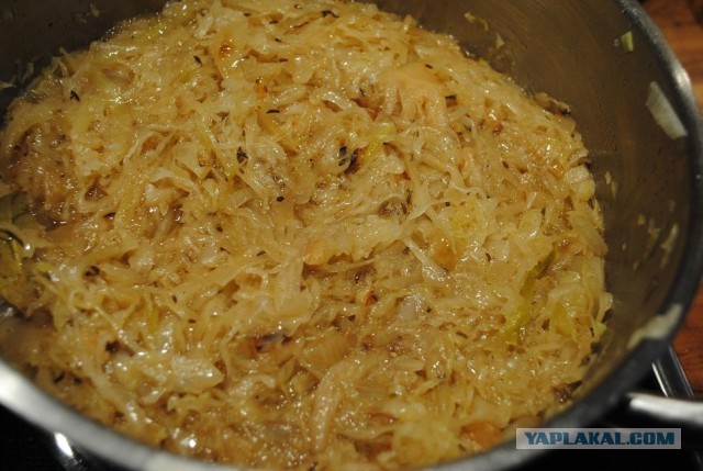 Айсбайн с ананасовой капустой.