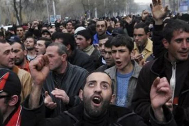 Толпа ультраортодоксов напала на двух девушек из ЦАХАЛа