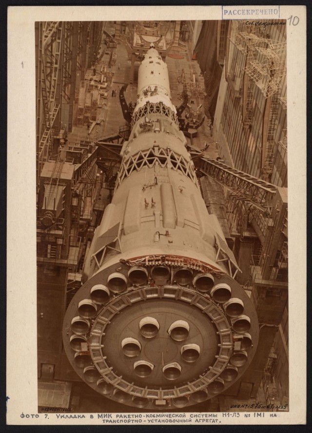 Рассекреченные оригиналы фотографий советской ракетной системы Н1-Л3 с описанием.