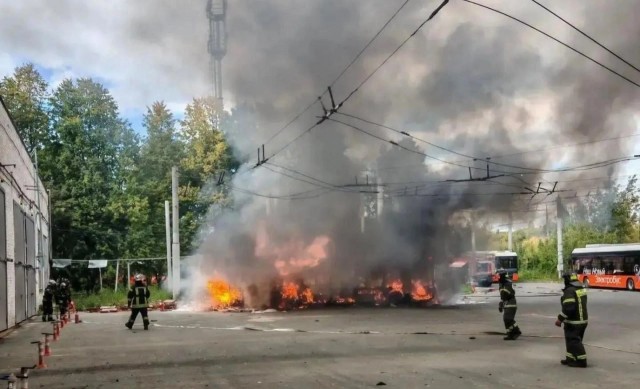 С огоньком ездят электробусы в Нижнем.