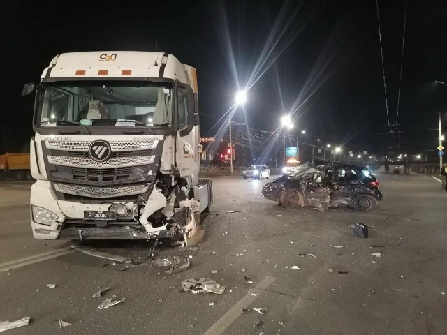 ДТП в Рязани, тягач снес легковушку