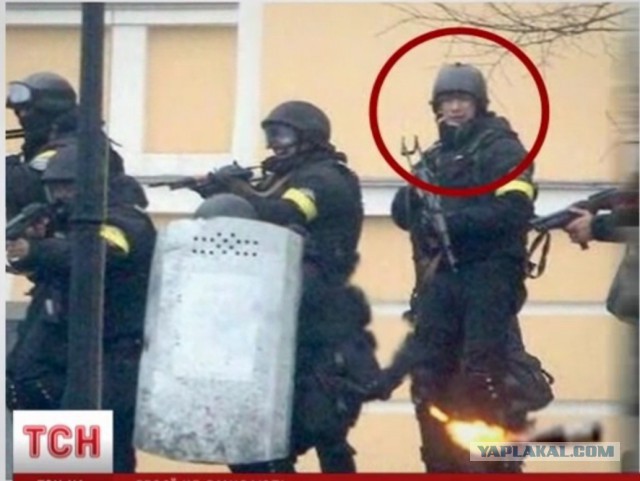 Люди встречают "Беркут". Донецк