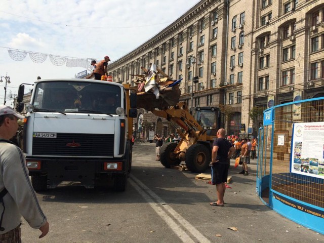 На Майдане снова горят шины