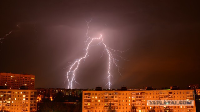 Чад Коуэн 6 лет охотился за грозами, чтобы снять это видео