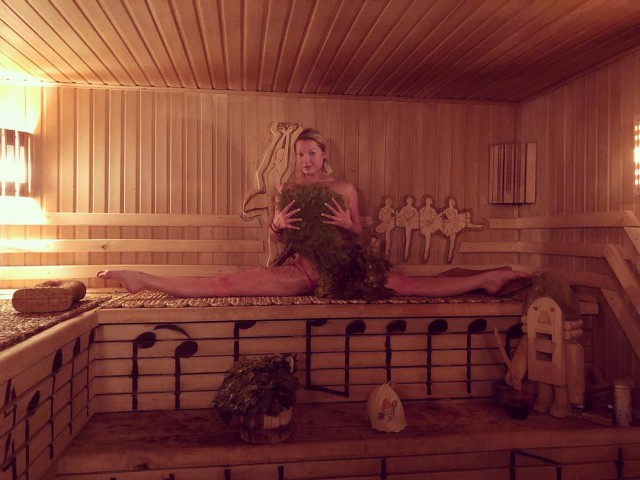Спортивные девушки с отличной растяжкой