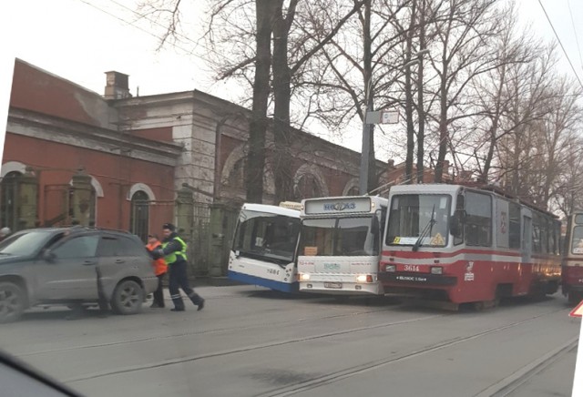 «Змей Горыныч» полностью блокировал движение по улице в Новосибирске