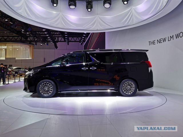 Lexus представил первый минивэн в истории марки