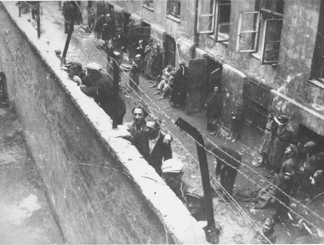 В Кургане в одном из ТЦ для посетителей без QR-кодов соорудили специальную антиковидную дорожку из деревянных поддонов