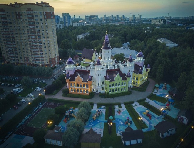 Ученики Carmel High School (штат Индиана) показали свою школу