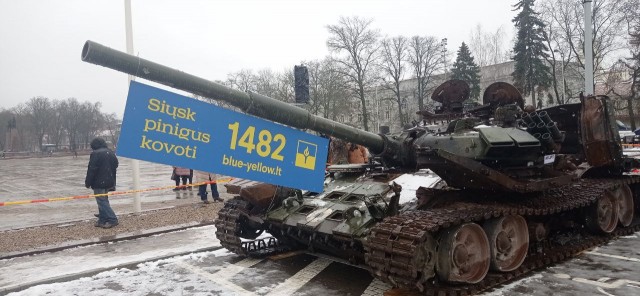 Жители стран Балтии несут цветы к танкам в Риге, Таллине и Вильнюсе