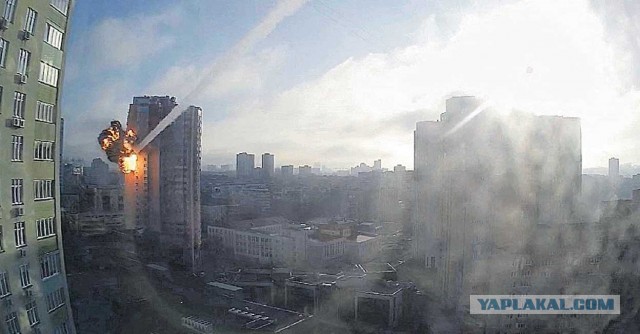 Украинские СМИ публикуют кадры с поражением неопознанного беспилотника над Киевом средствами ПВО