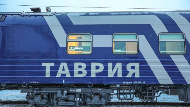 Пассажирка сверху попросилась вниз к столику, а когда ее не пустили, свесила ноги. В результате ее высадили