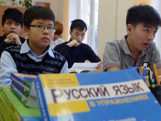 Дума приступает к рассмотрению законопроекта, запрещающего принимать в школы детей мигрантов, которые не знают русского языка