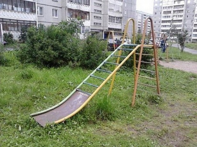 18 странных скульптур на детских площадках, которые невозможно забыть